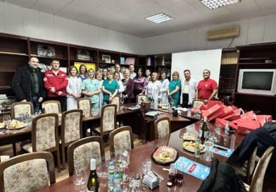 ИСКРЕНЕ ЧЕСТИТКЕ ПОВОДОМ ПРЕДСТОЈЕЋИХ НОВОГОДИШЊИХ И БОЖИЋНИХ ПРАЗНИКА